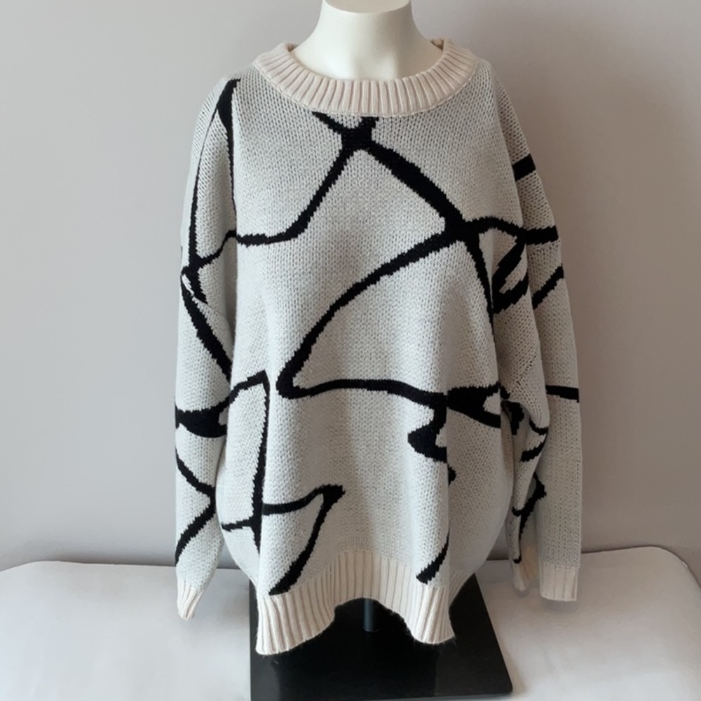 Le Lis Oversized Abstract Pattern Sweater - Picture 4 of 11